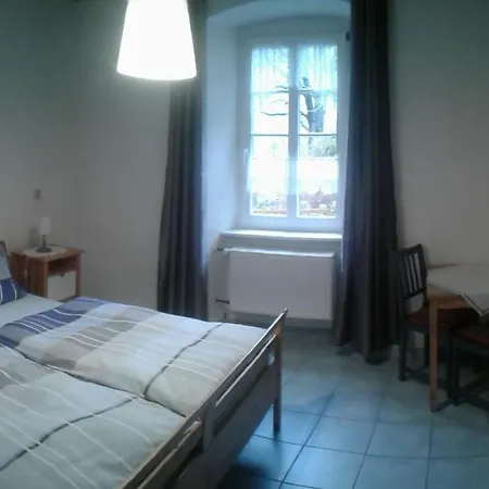 Mit Garten Und Parkplatz Apartment